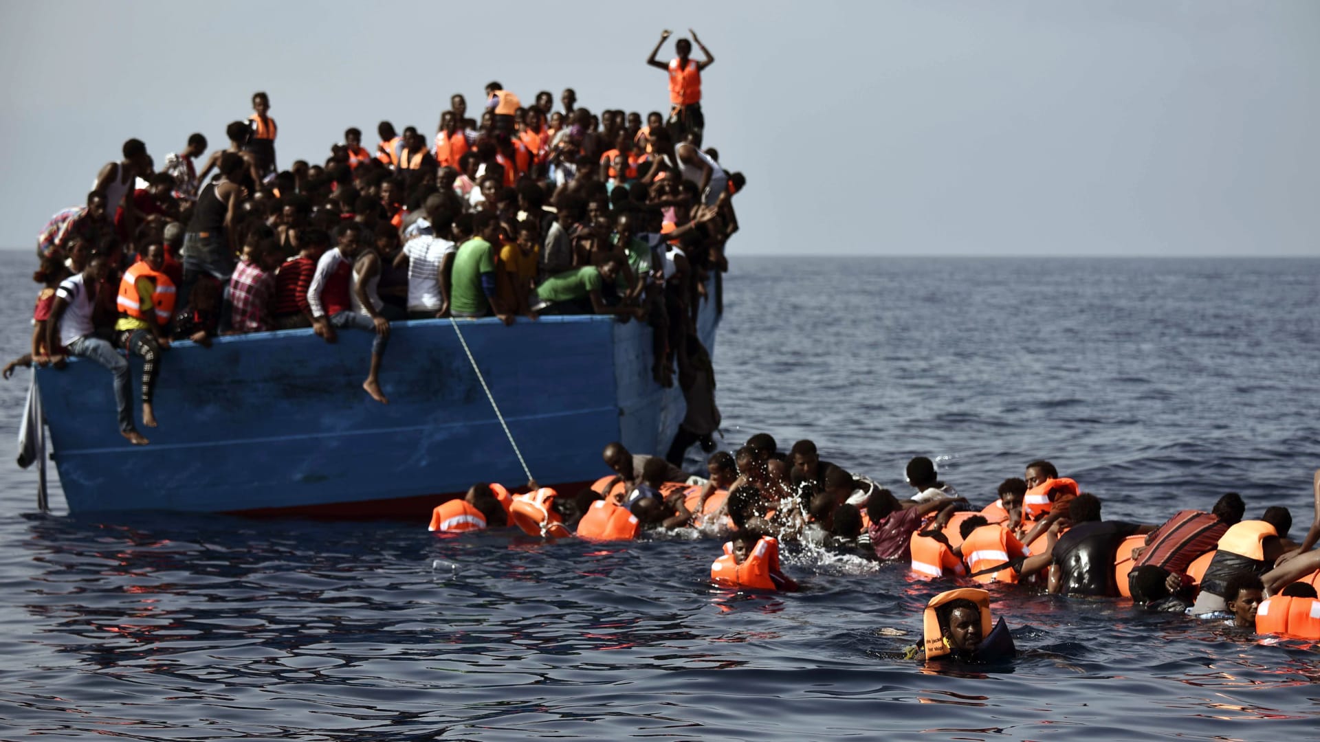 غرق مركب هجرة غير شرعية بها 14 مصريًا.. والد أحد الضحايا يتحدث عن رحلة ولده